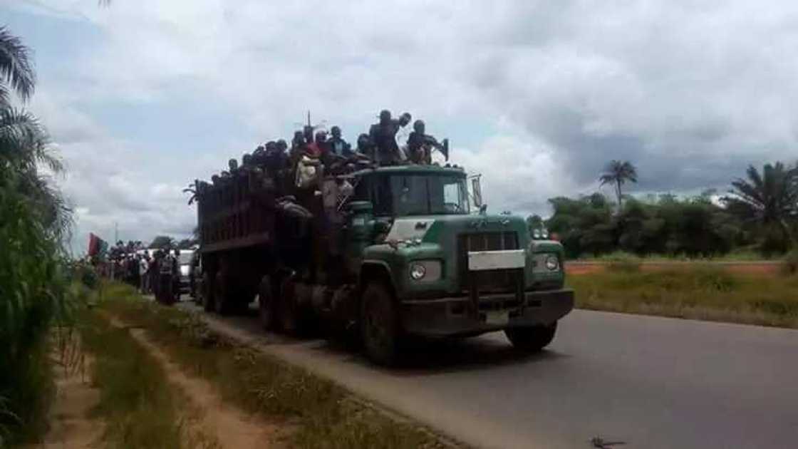 Thousands of IPOB supporters head to Kanu’s home as army lay siege Thousands of IPOB supporters head to Kanu’s home as army lay siege