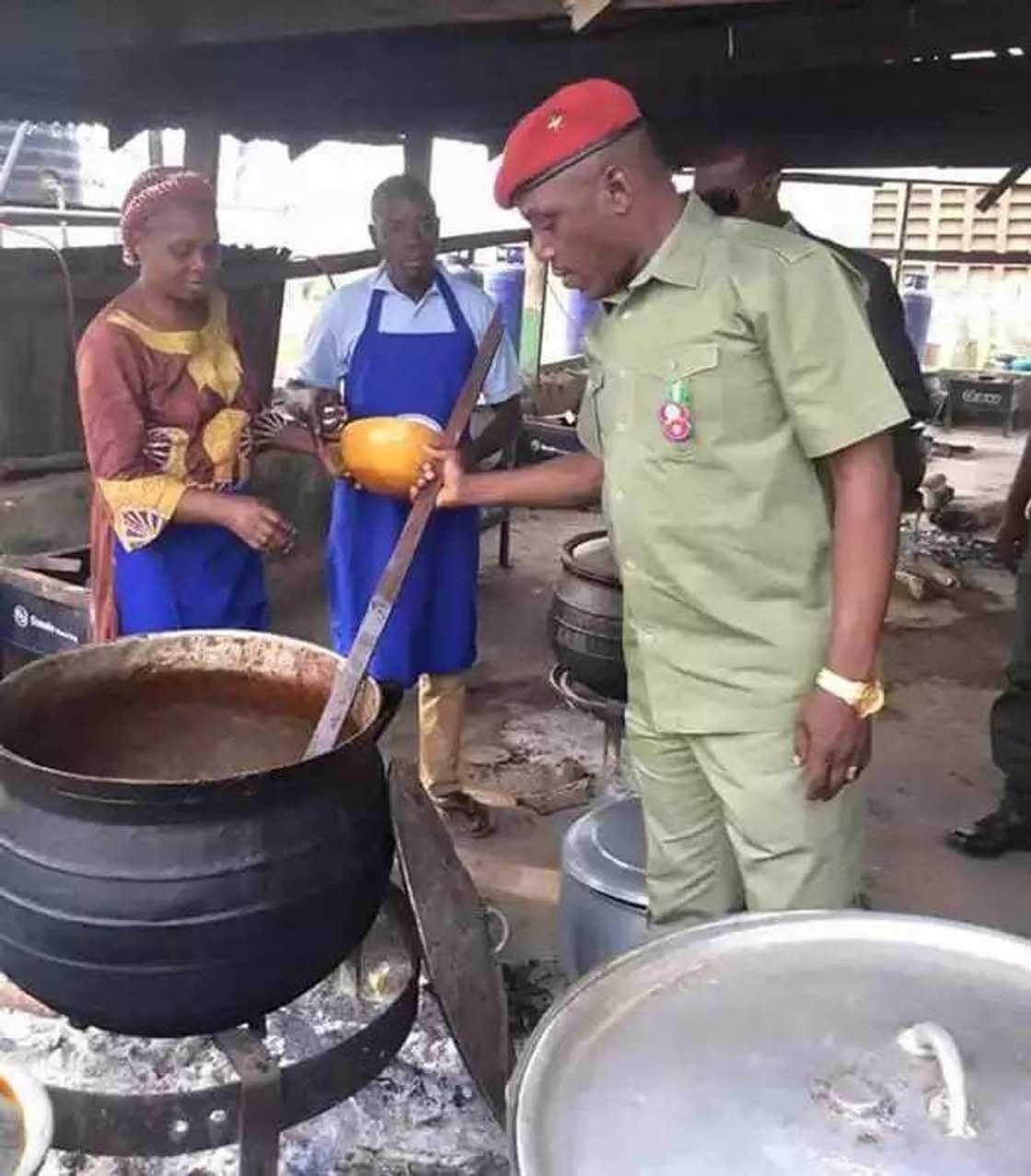 Kalli yadda Minista Dalung yayi ma burodi da wake cin yunwa (HOTUNA)