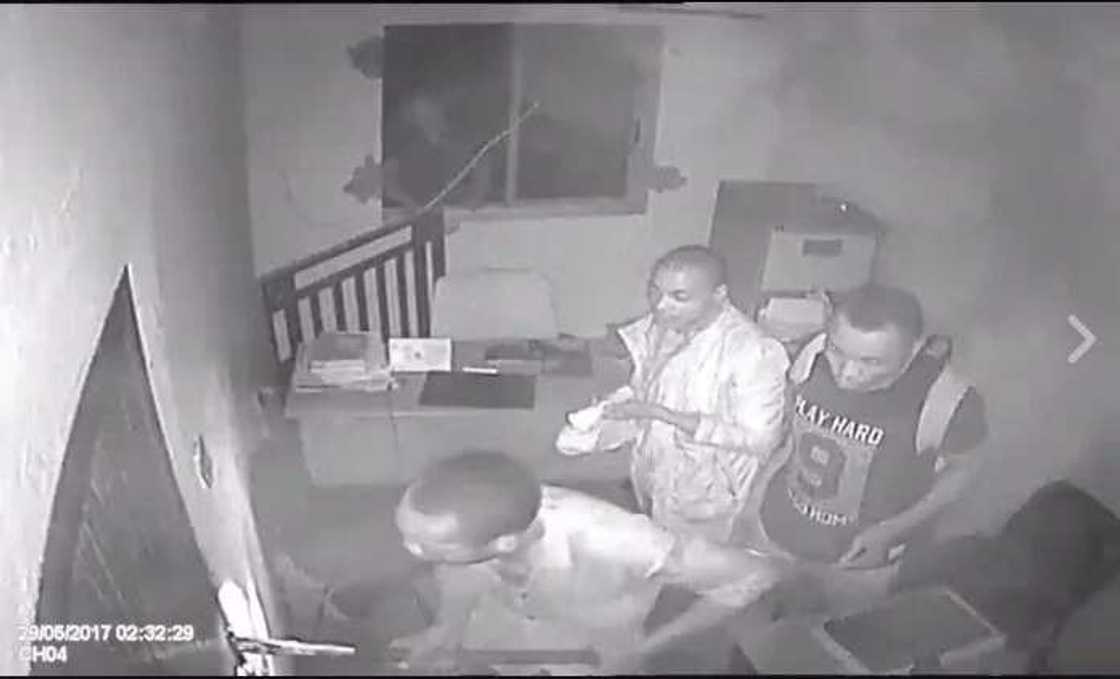 Robbers raid shop in abuja Robbers raid shop in abuja