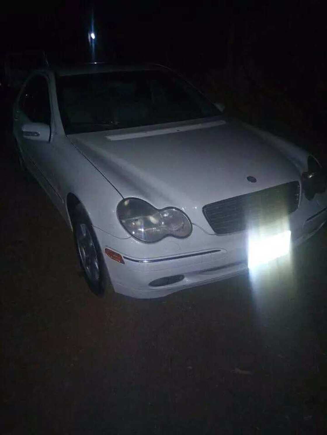 Wata tsaleliyar Budurwa ta saki hotunan dalleliyar motar da tace Shehu Sani ya yi mata kyauta Wata tsaleliyar Budurwa ta saki hotunan dalleliyar motar da tace Shehu Sani ya yi mata kyauta