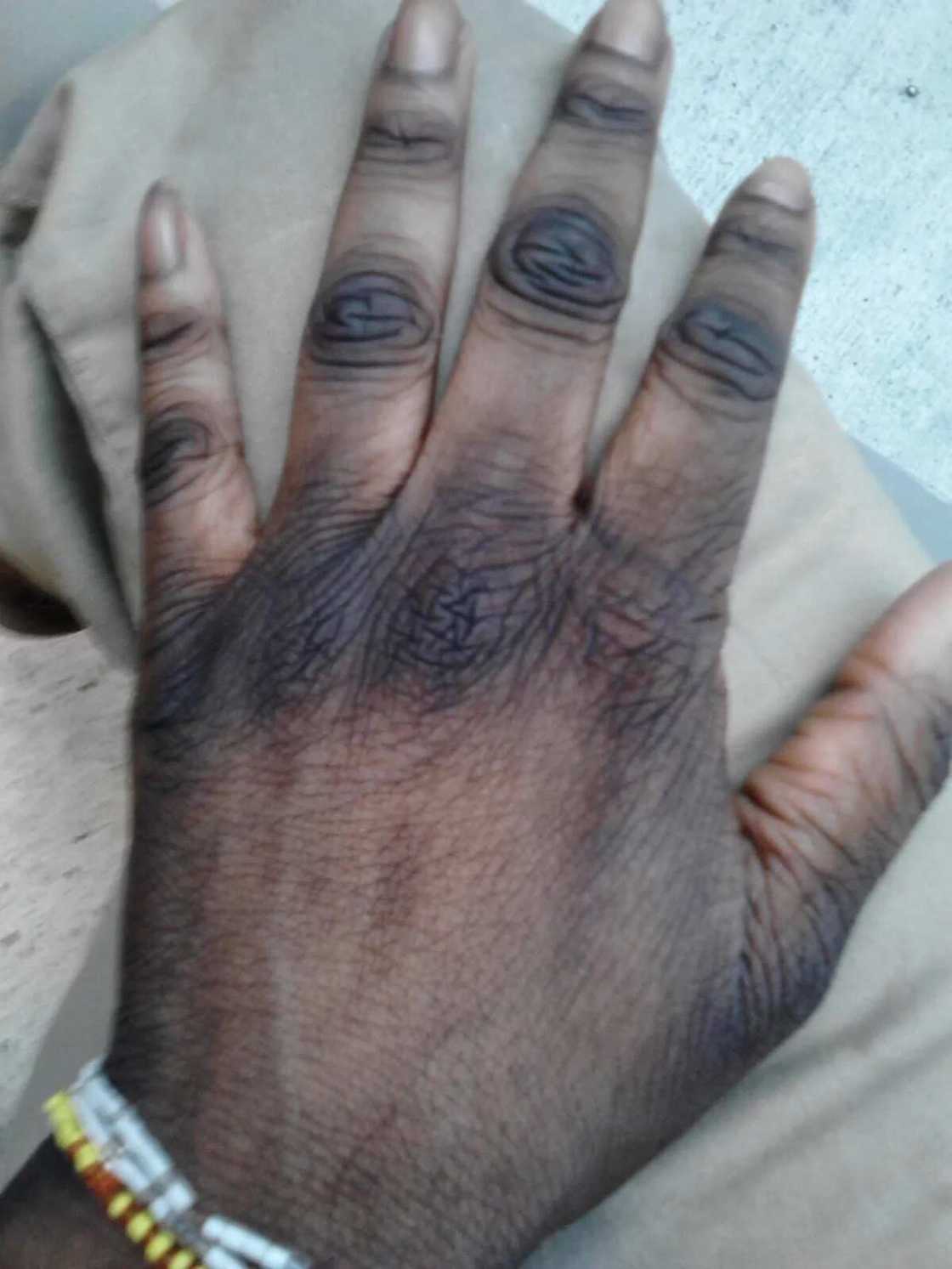 Lady pens down words for 'bleaching idiots', says they have no self-esteem Lady pens down words for 'bleaching idiots', says they have no self-esteem