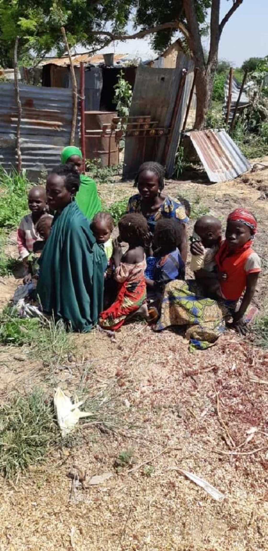 Dakarun soji sun ceto mata 7 da yara 5 daga hannun 'yan Boko Haram, hotuna Dakarun soji sun ceto mata 7 da yara 5 daga hannun 'yan Boko Haram, hotuna