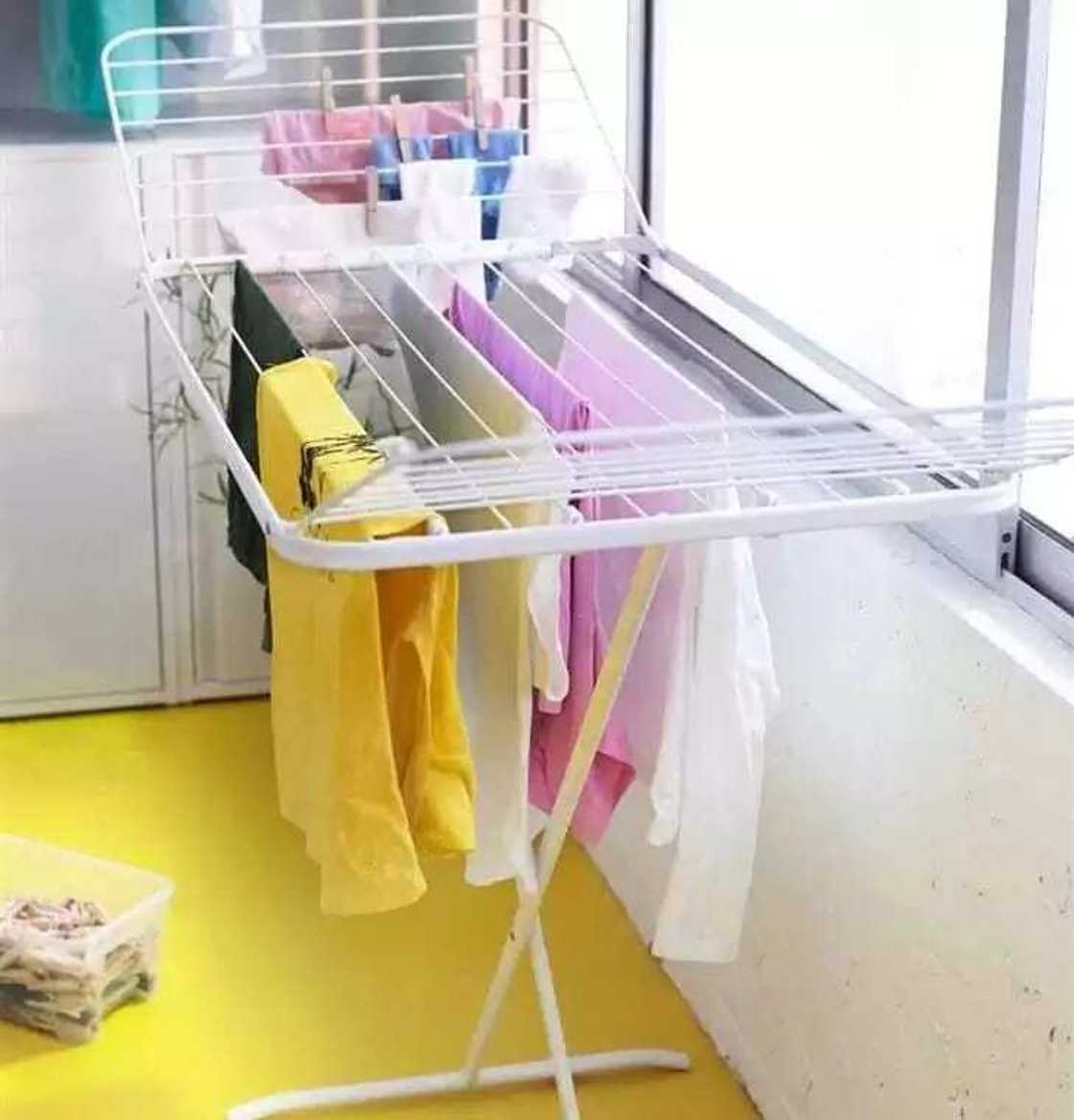 Shin kana yawan shanya kaya a wajen da babu rana, toka dain Shin kana yawan shanya kaya a wajen da babu rana, toka dain