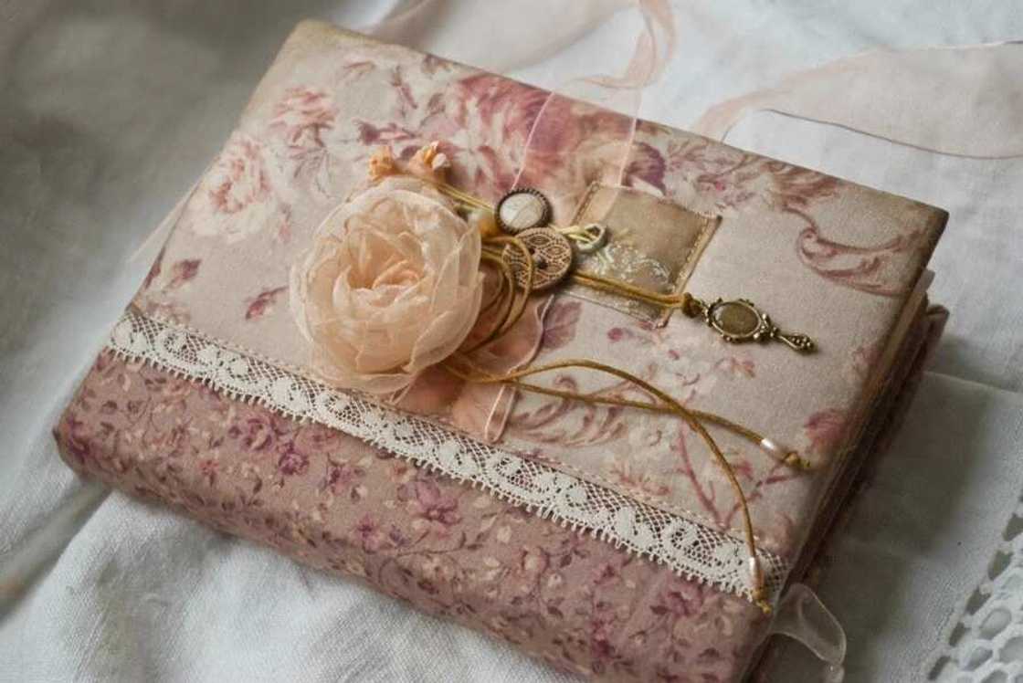 Shabby-chic design Shabby-chic design