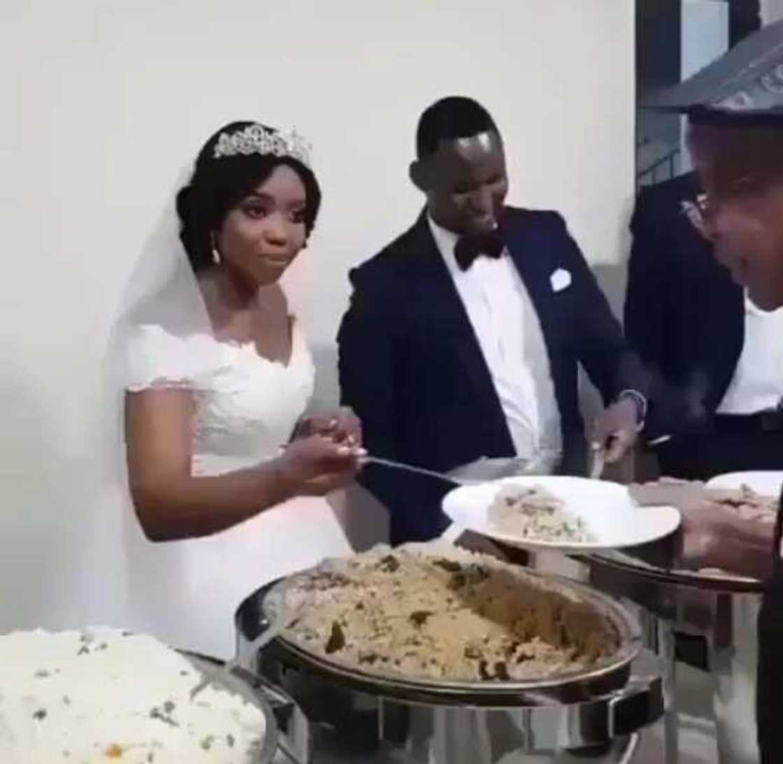 Beautiful couple seen serving guests at their wedding (video) Beautiful couple seen serving guests at their wedding (video)