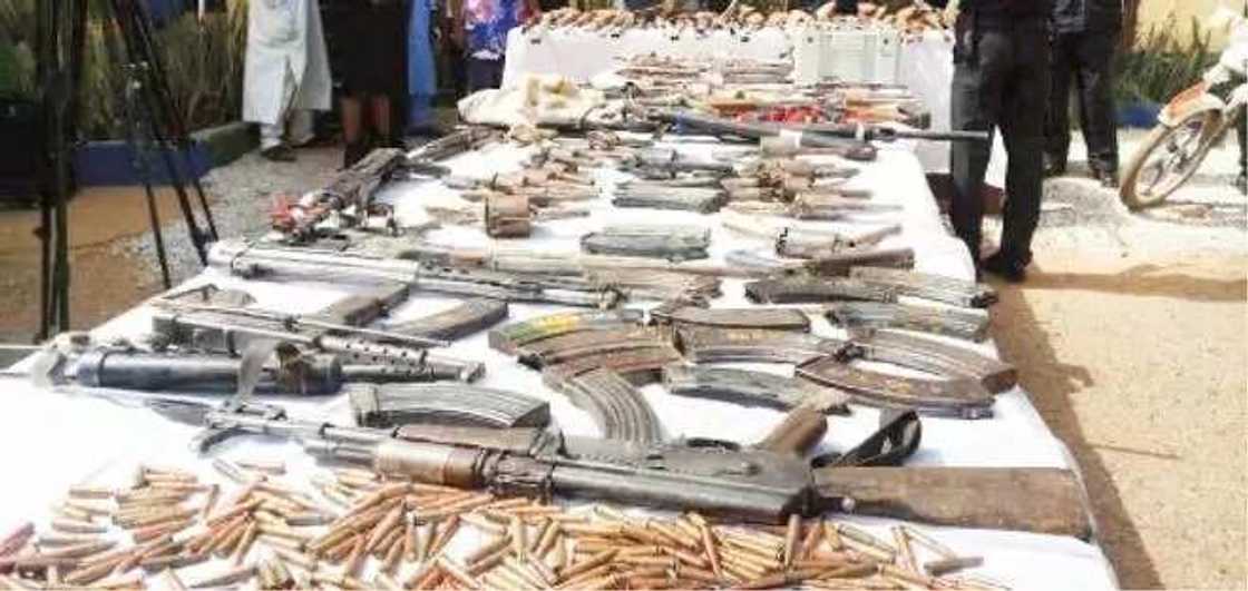 'Yan sanda sun gano miyagun makamai masu dimbin yawa a wata jihar Arewa 'Yan sanda sun gano miyagun makamai masu dimbin yawa a wata jihar Arewa