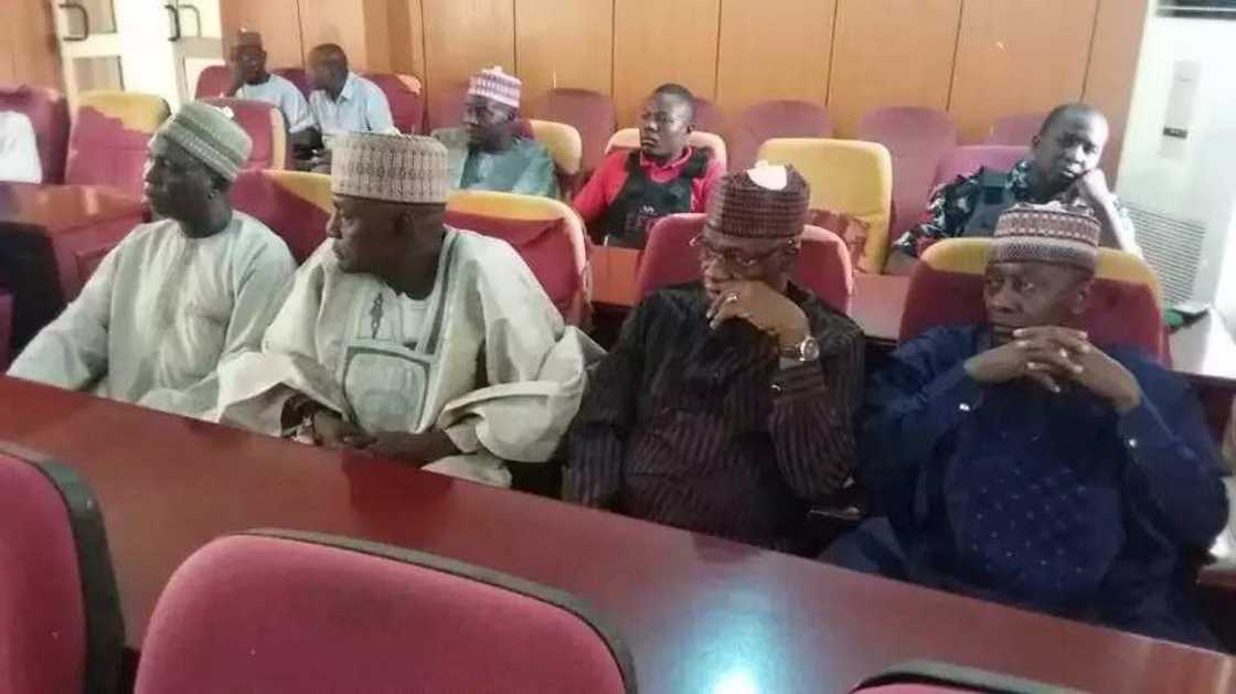 Yanzu Yanzu: Hukumar EFCC ta gurfanar da mataimakingwamnan jihar Bauchi da wasu mutane 4 a gaban kotu (hotuna) Yanzu Yanzu: Hukumar EFCC ta gurfanar da mataimakingwamnan jihar Bauchi da wasu mutane 4 a gaban kotu (hotuna)