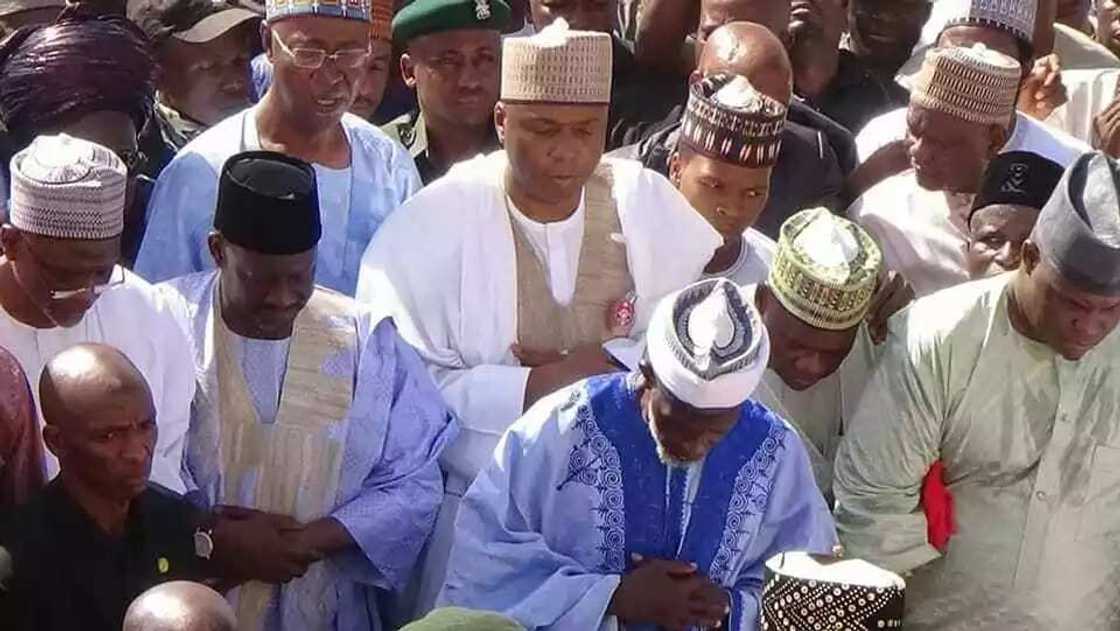 Al’umma daga ciki da wajen jihar Gombe sun halarci jana’izar marigayiya Hajiya Yalwa Goje Al’umma daga ciki da wajen jihar Gombe sun halarci jana’izar marigayiya Hajiya Yalwa Goje