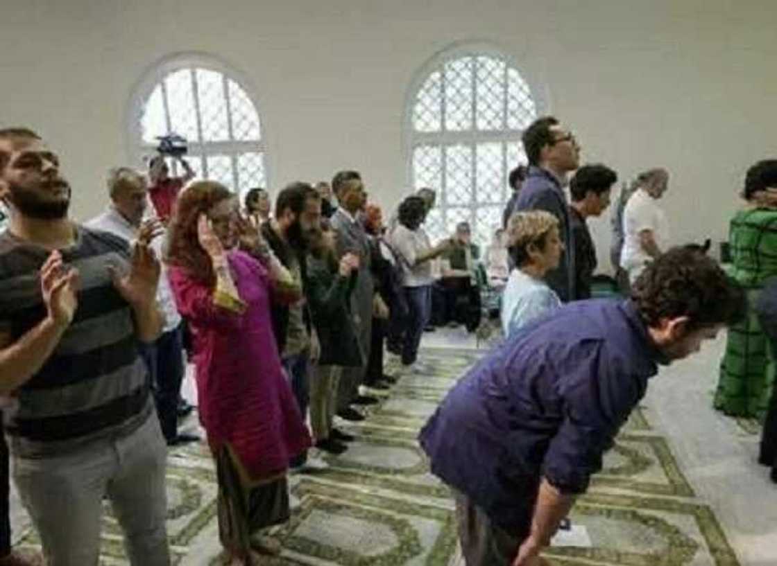 Abin al’ajabi: Wani masallaci da mata da maza ke ibada a tare Abin al’ajabi: Wani masallaci da mata da maza ke ibada a tare