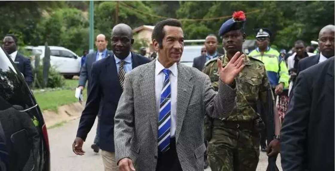 Shugaban kasar Botswana ya sauka daga mulki Shugaban kasar Botswana ya sauka daga mulki