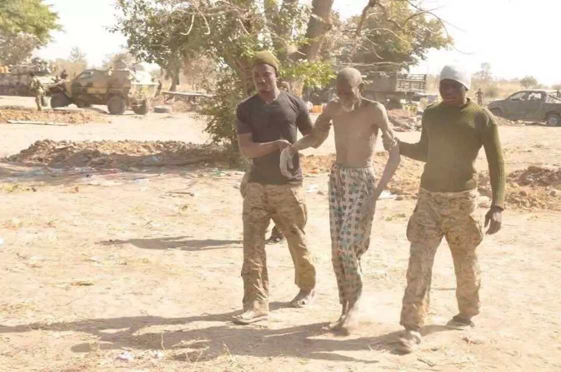 Hotunan mutane da makaman da Sojoji suka kwato daga hannun kungiyar Boko Haram