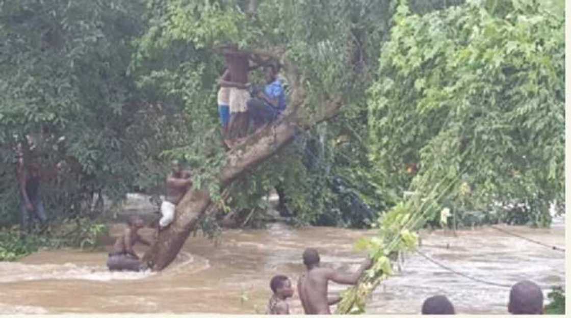 Ambaliya a Suleja ya kashe mutum 20 (hotuna) Ambaliya a Suleja ya kashe mutum 20 (hotuna)