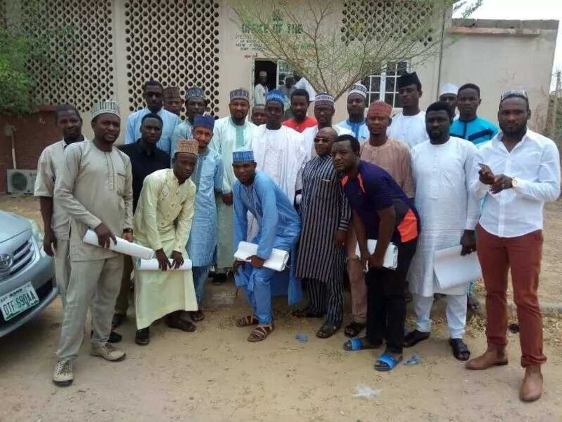 Taurarin Kannywood sun jaddada mubaya’arsu ga gwamna Ganduje Taurarin Kannywood sun jaddada mubaya’arsu ga gwamna Ganduje