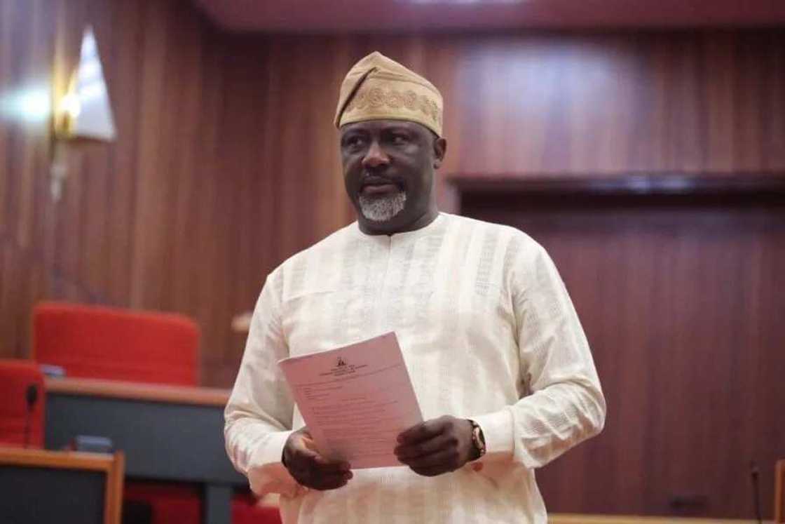 'Yan bindiga cikin kayan jami'an 'yan sanda (SARS) sun budewa motar Dino Melaye wuta