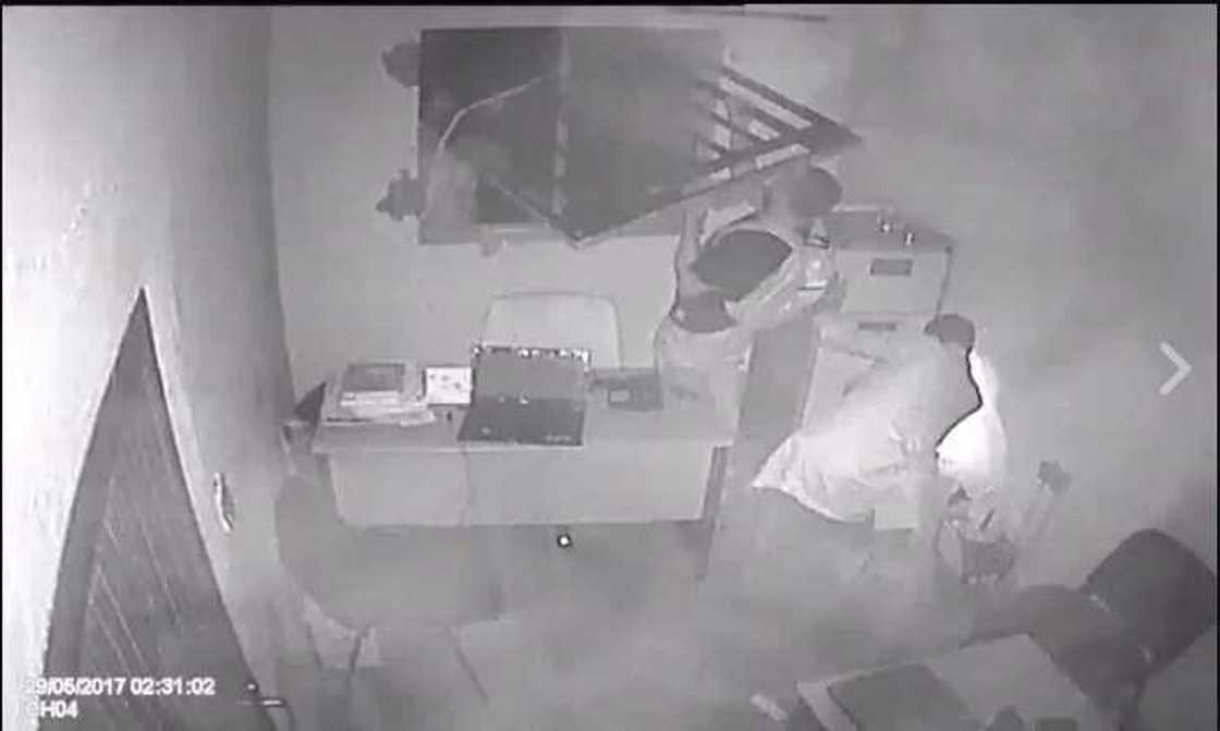 Robbers raid shop in abuja Robbers raid shop in abuja