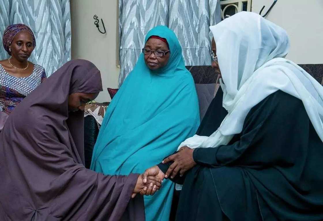 Aisha Buhari ta kai ziyarar ta'aziyya gidansu Baba-Ari Aisha Buhari ta kai ziyarar ta'aziyya gidansu Baba-Ari