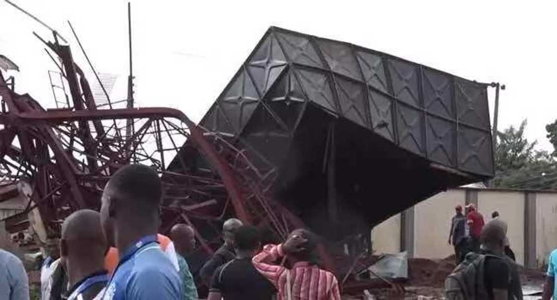 Masifa ba’a sa maki rana: Yadda wani Tankin ruwa ya diro akan Motoci Masifa ba’a sa maki rana: Yadda wani Tankin ruwa ya diro akan Motoci