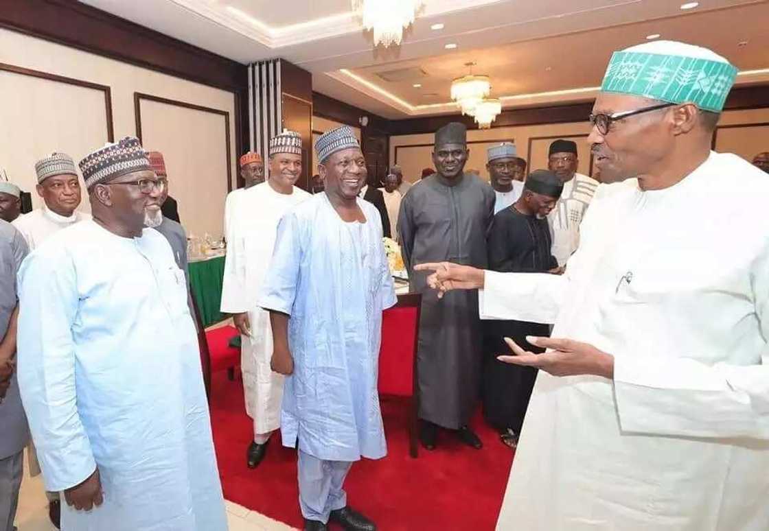 Shugaba Buhari ya sha ruwa da manyan hafsoshin tsaron kasa, kalli kayatattun hotunan Shugaba Buhari ya sha ruwa da manyan hafsoshin tsaron kasa, kalli kayatattun hotunan
