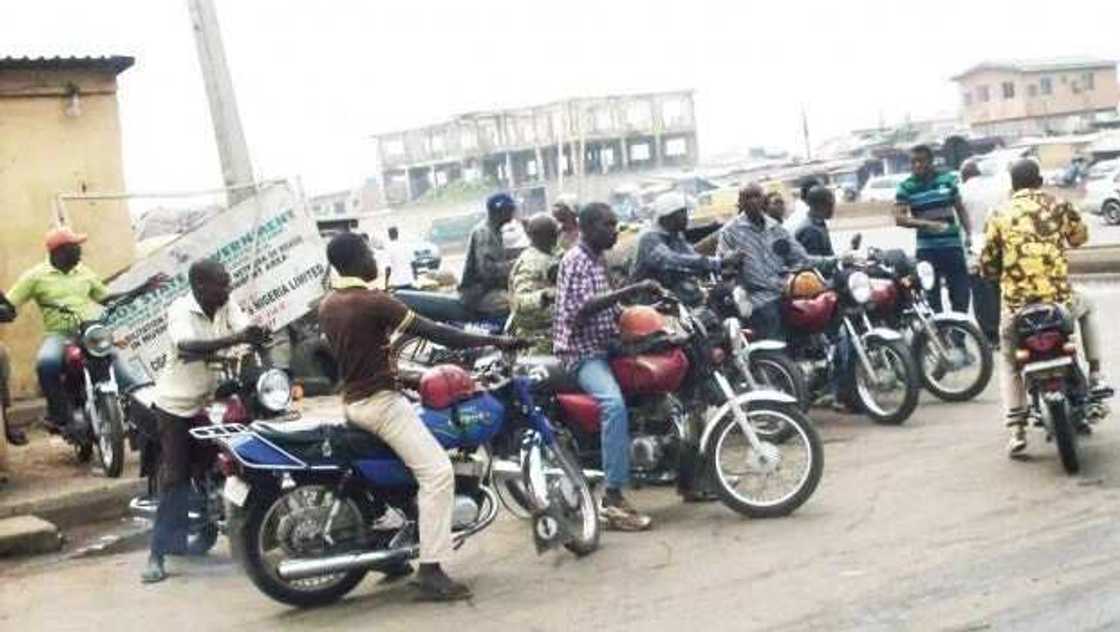 Dan Achaba ya gudu daga asibiti bayan samun labarin matarsa ta haifi ’yan biyu Dan Achaba ya gudu daga asibiti bayan samun labarin matarsa ta haifi ’yan biyu