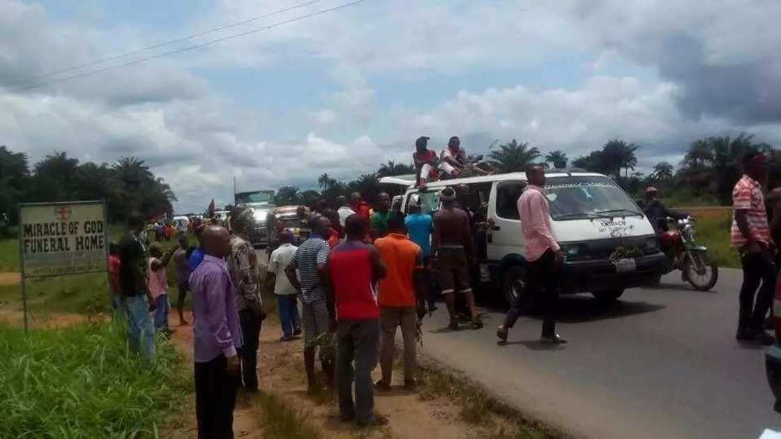Thousands of IPOB supporters head to Kanu’s home as army lay siege Thousands of IPOB supporters head to Kanu’s home as army lay siege