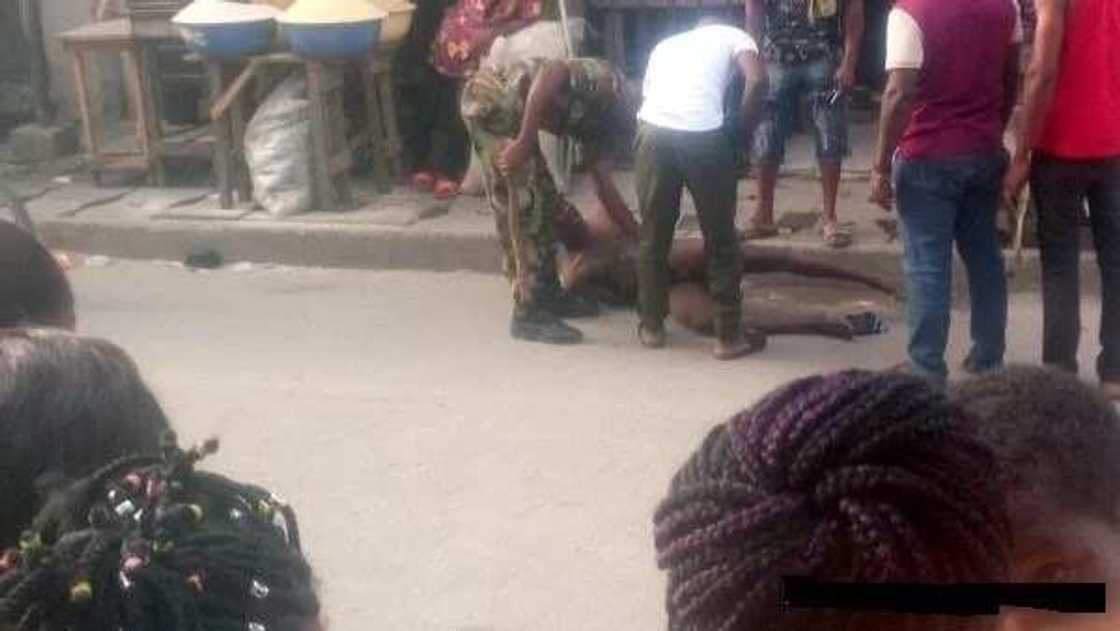 Hotunan yadda wasu soji biyu suka yiwa wani mutum zigidir Hotunan yadda wasu soji biyu suka yiwa wani mutum zigidir