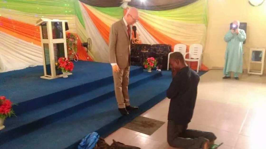 Pastor allegedly heals notorious mentally challenged man in Imo (Photos) Pastor allegedly heals notorious mentally challenged man in Imo (Photos)