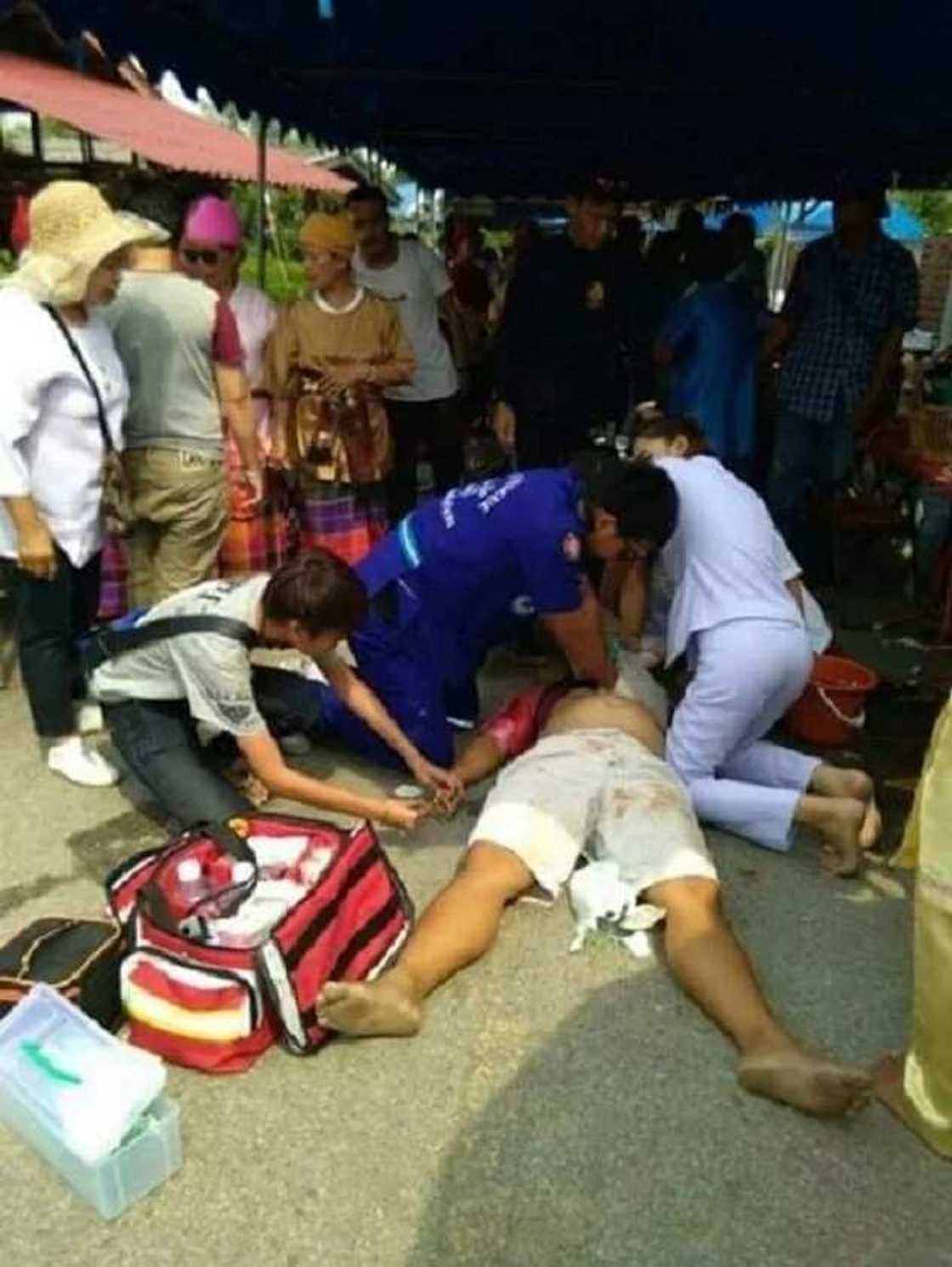 A garin wasa da zungureriyar wuƙa, ɗan tauri ya hallaka kansa (Hotuna) A garin wasa da zungureriyar wuƙa, ɗan tauri ya hallaka kansa (Hotuna)