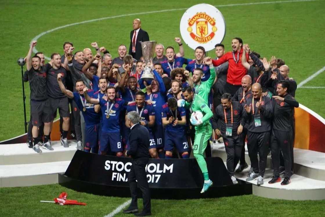 Manchester United lift Europa League trophy (photos)