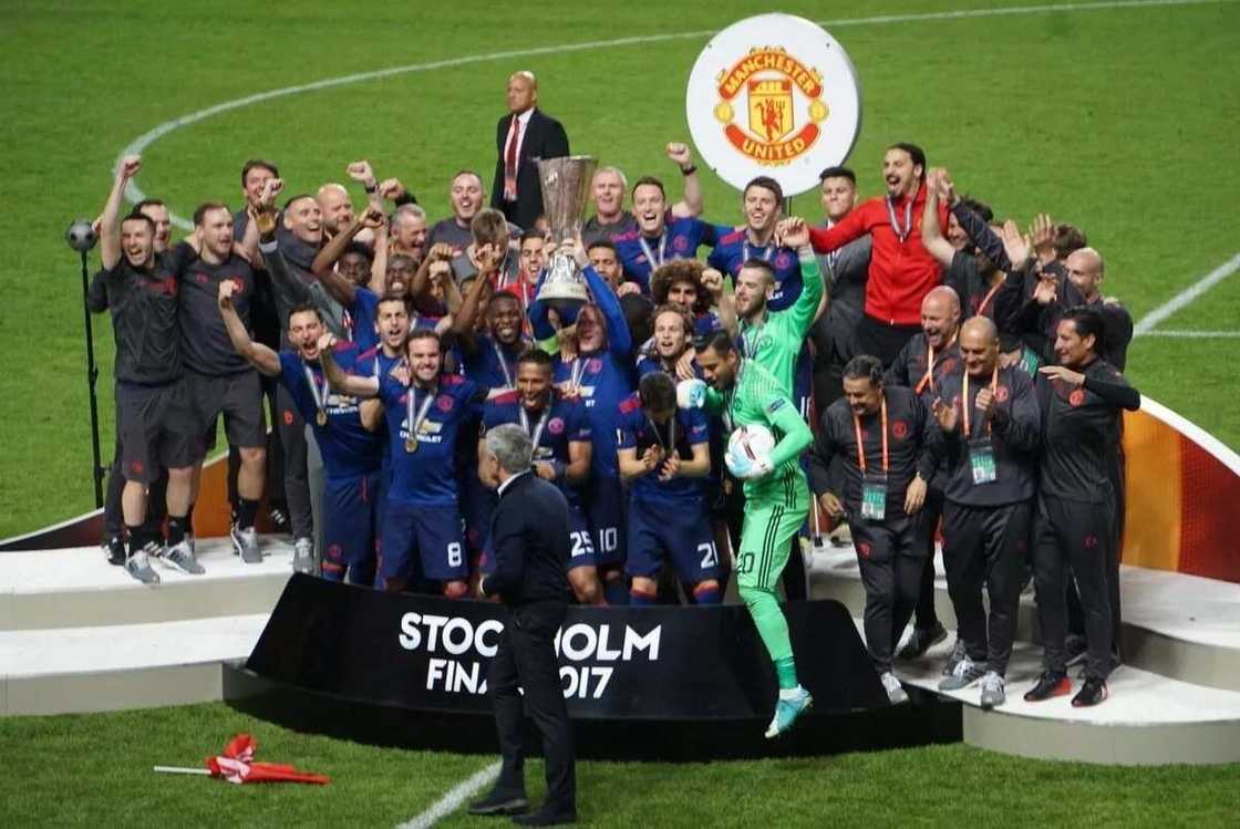 Manchester United lift Europa League trophy (photos) Manchester United lift Europa League trophy (photos)