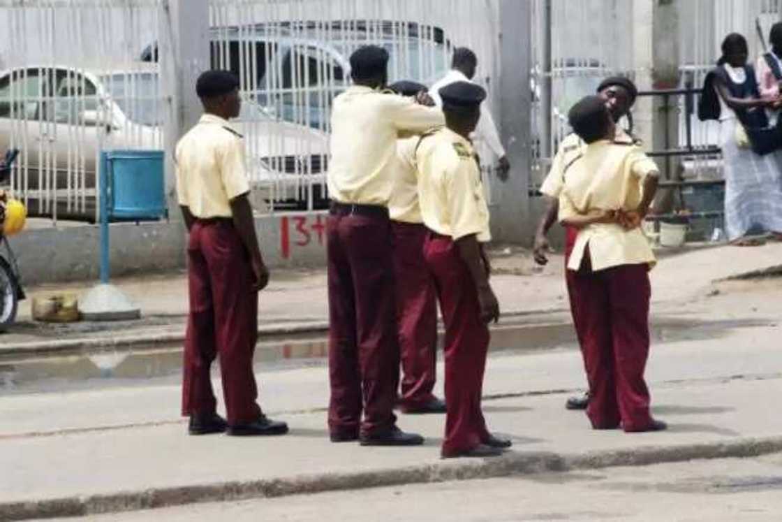 Jami'an hukumar LASTMA. Jami'an hukumar LASTMA.