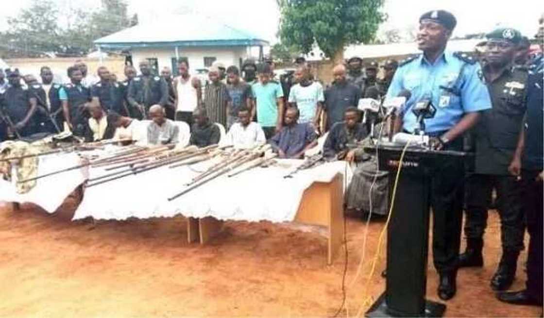 Yan sanda sun kama wani gawurtacen barawo da motoccin sata 35 a jihar Neja Yan sanda sun kama wani gawurtacen barawo da motoccin sata 35 a jihar Neja