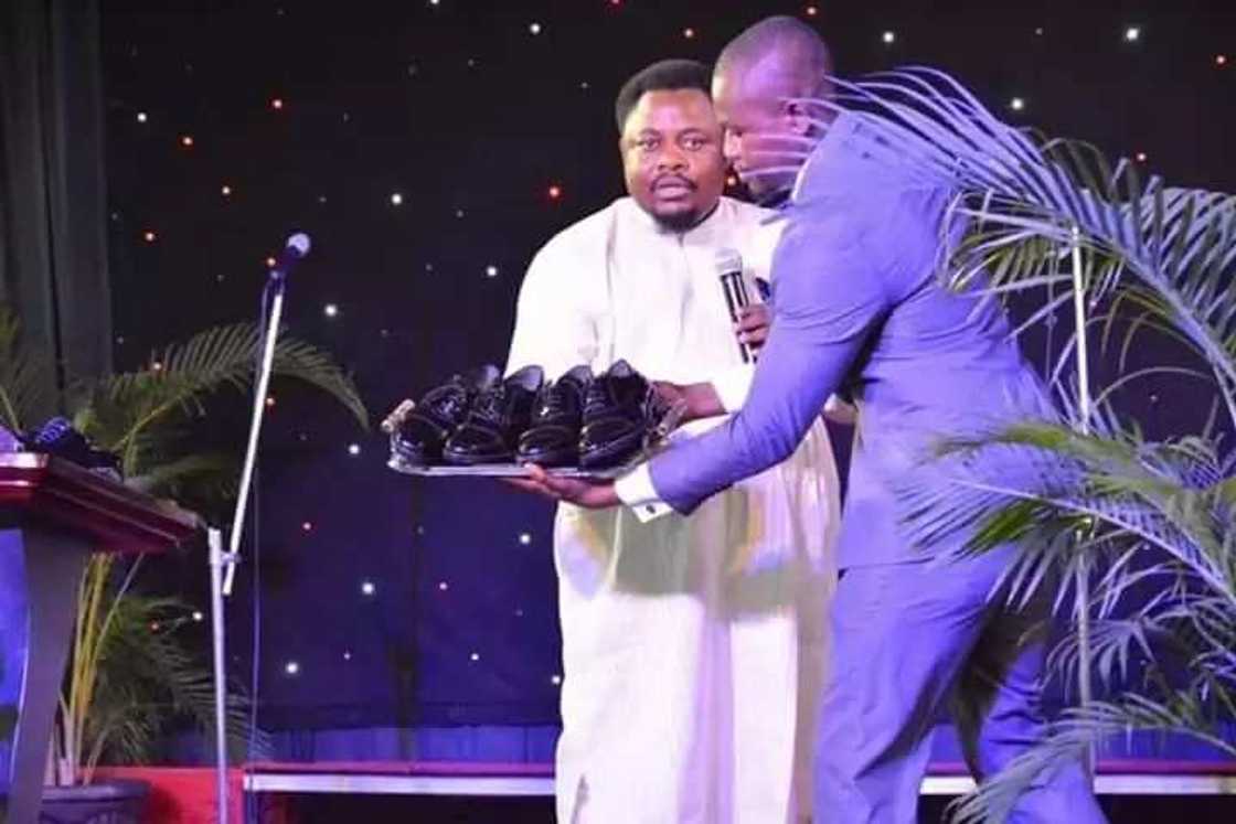 Crippled man makes shoes in Benue to earn a living (Photos) Crippled man makes shoes in Benue to earn a living (Photos)