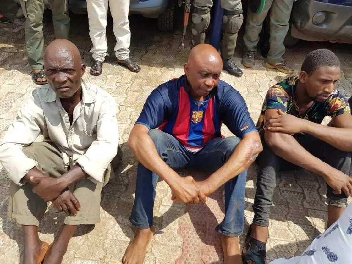 Hotunan wasu rikakkun barayi dake kwacen motocin alfarma Hotunan wasu rikakkun barayi dake kwacen motocin alfarma