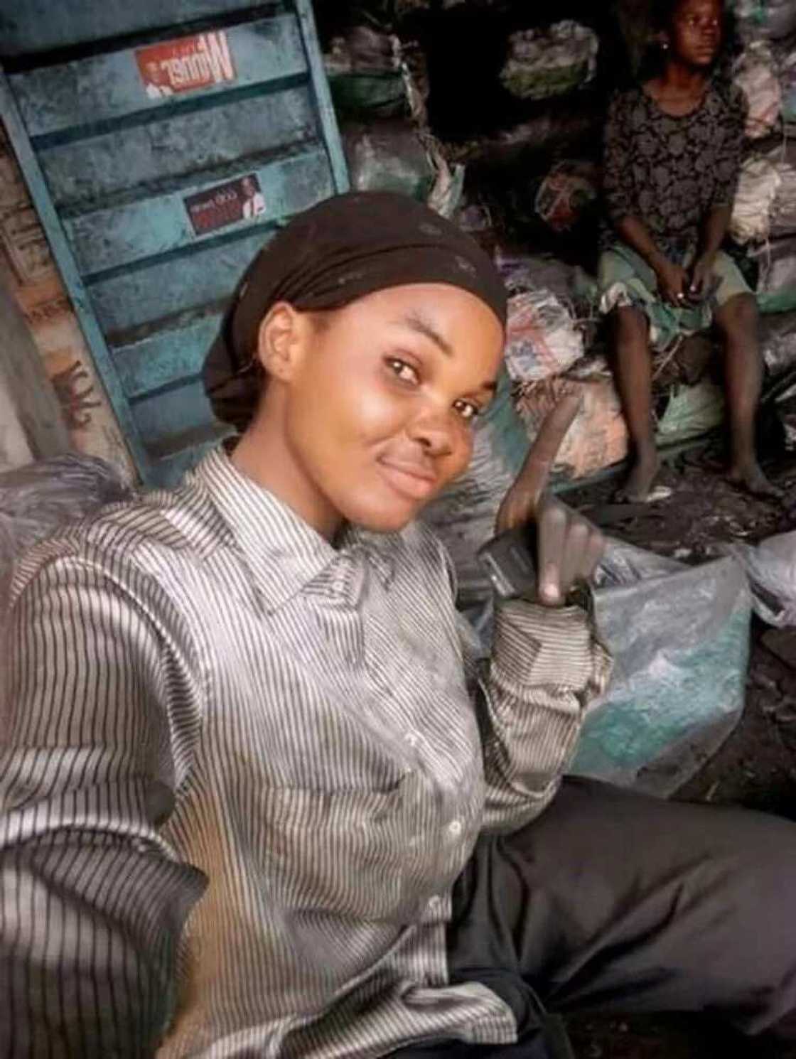 Hotunan kyaukkyawar yarinya mai kwalin digiri ta kama sana'ar sayarda gawayi - Bude kusha kallo Hotunan kyaukkyawar yarinya mai kwalin digiri ta kama sana'ar sayarda gawayi - Bude kusha kallo