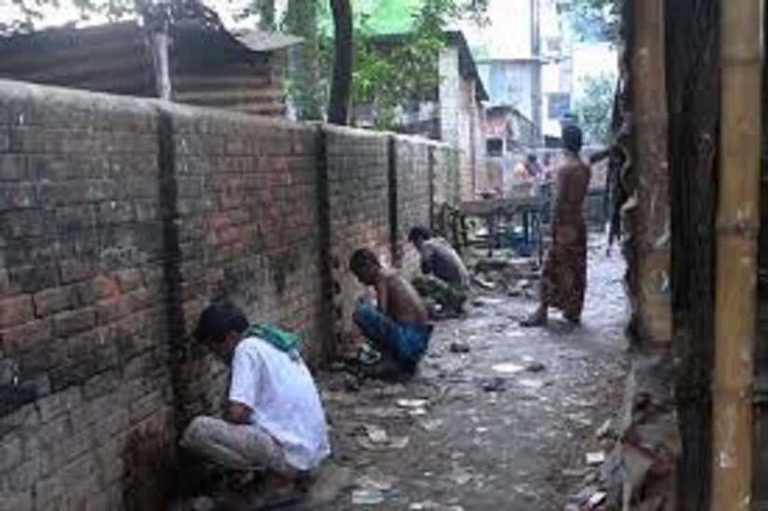 Sabuwar doka a Kaduna: Bulala 7 da kuma tarar N200 ga duk masu fitsari ko kashi a waje Sabuwar doka a Kaduna: Bulala 7 da kuma tarar N200 ga duk masu fitsari ko kashi a waje