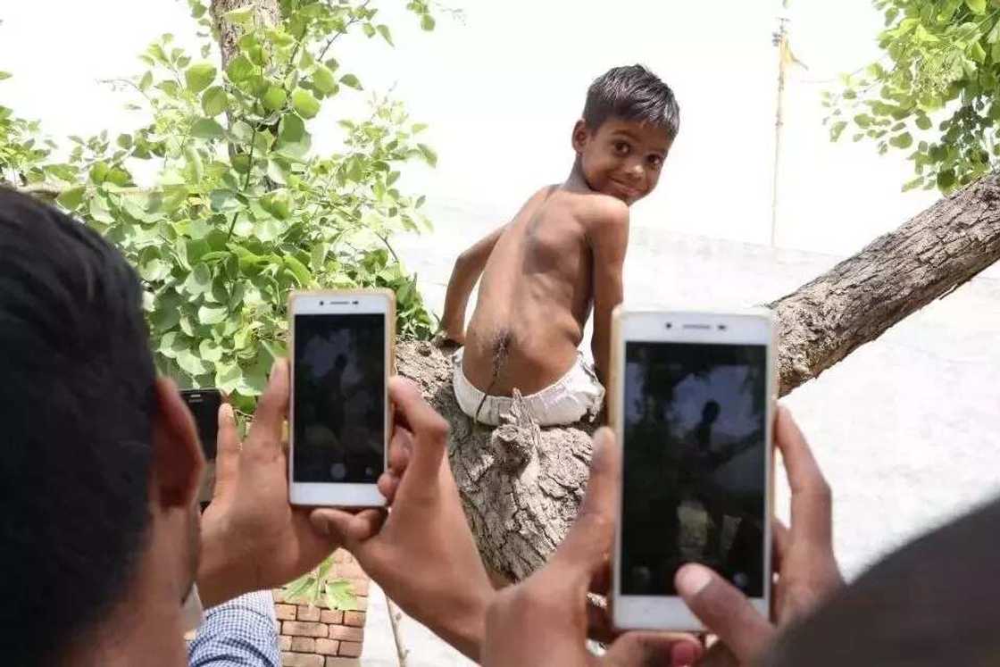 Jama’a na bautan wani yaro ‘mai bindi’ a kasar India (HOTUNA/BIDIYO) Jama’a na bautan wani yaro ‘mai bindi’ a kasar India (HOTUNA/BIDIYO)