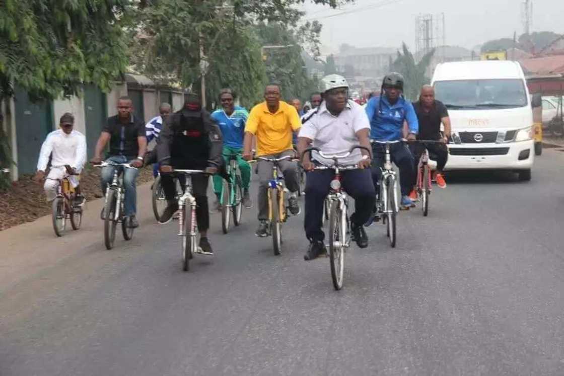 Hotunan Gwamna da jami'an gwamnatinsa yayin atisaye a kan Kekuna Hotunan Gwamna da jami'an gwamnatinsa yayin atisaye a kan Kekuna