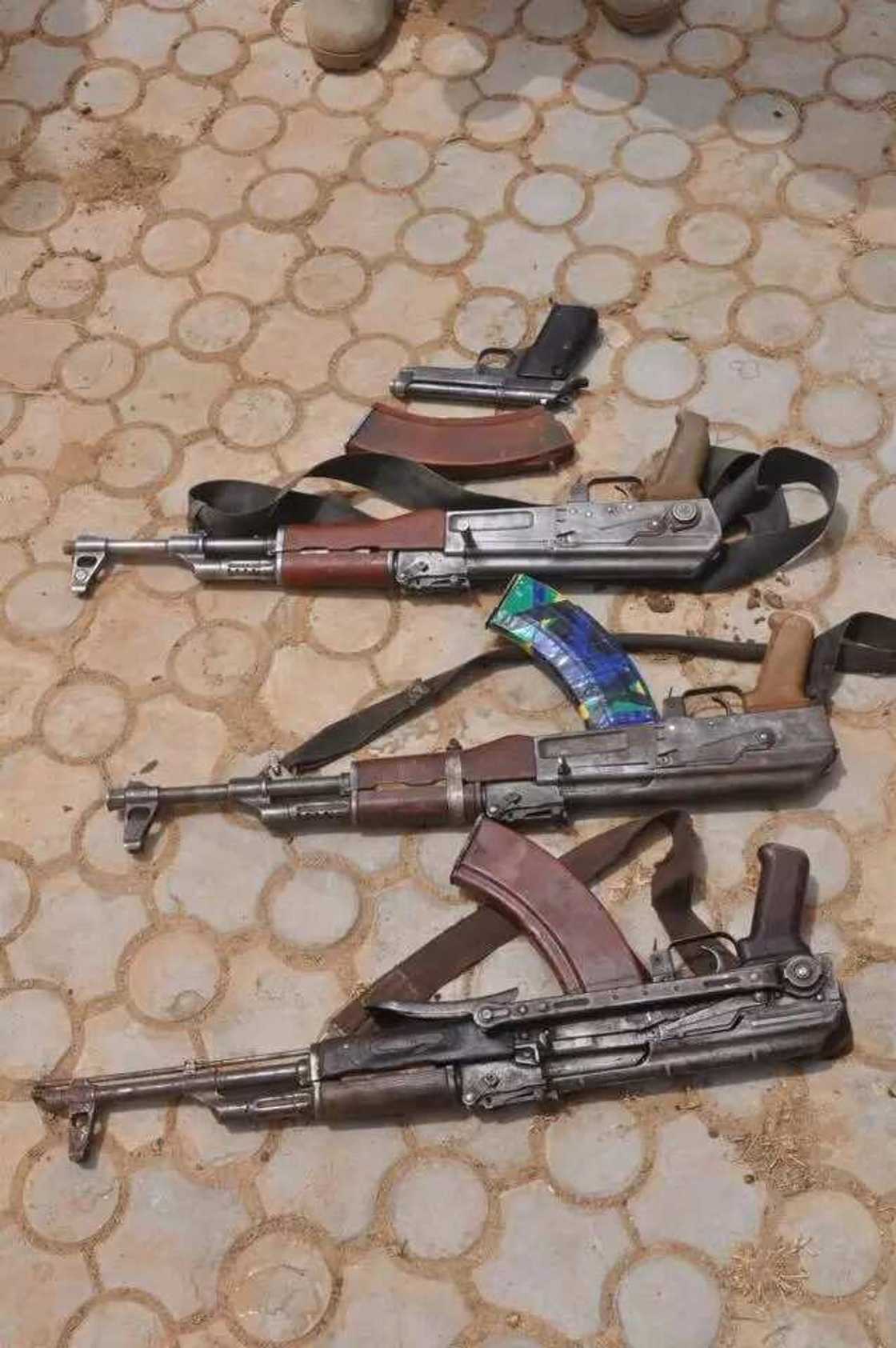 Gungun ýan bindiga da dama sun miƙa wuya ga sojoji a Zamfara, sun ajiye makamai masu yawa Gungun ýan bindiga da dama sun miƙa wuya ga sojoji a Zamfara, sun ajiye makamai masu yawa