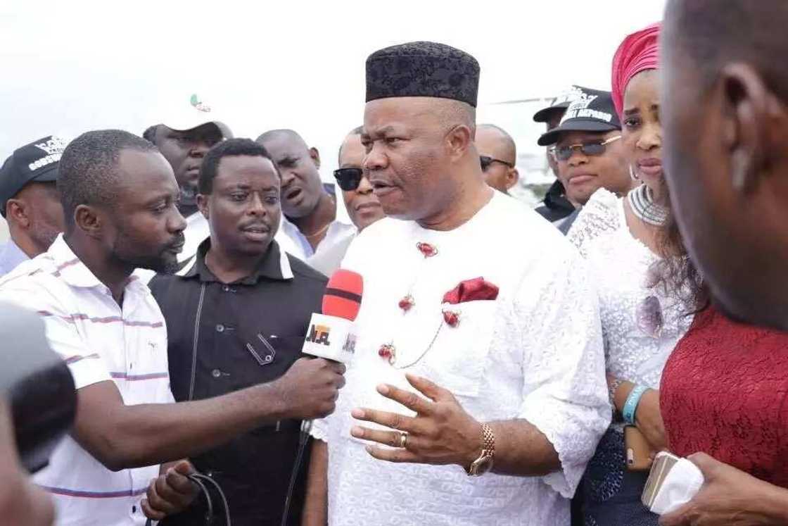 Gwamna Emmanuel ya tsige Kwamishinonin sa 2 da suka yi lale maraba ta Sanata Akpabio Gwamna Emmanuel ya tsige Kwamishinonin sa 2 da suka yi lale maraba ta Sanata Akpabio
