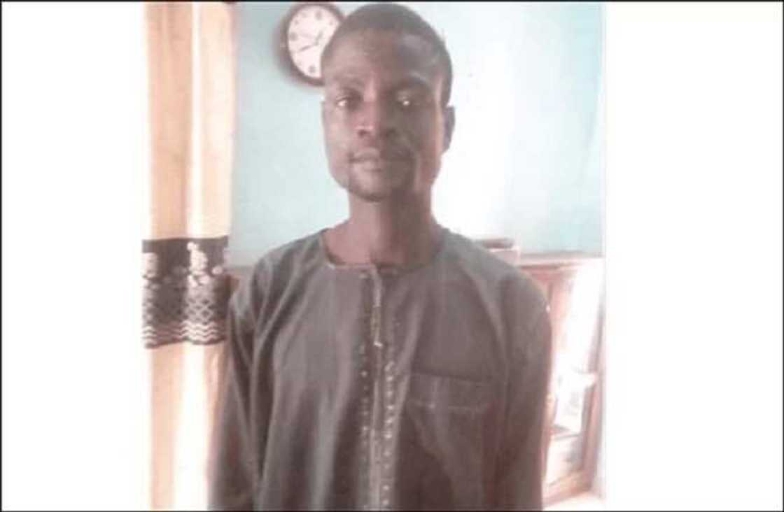 Wani asararre ya ya sassara matarsa da adda kan ta hana shi a kan lokaci Wani asararre ya ya sassara matarsa da adda kan ta hana shi a kan lokaci