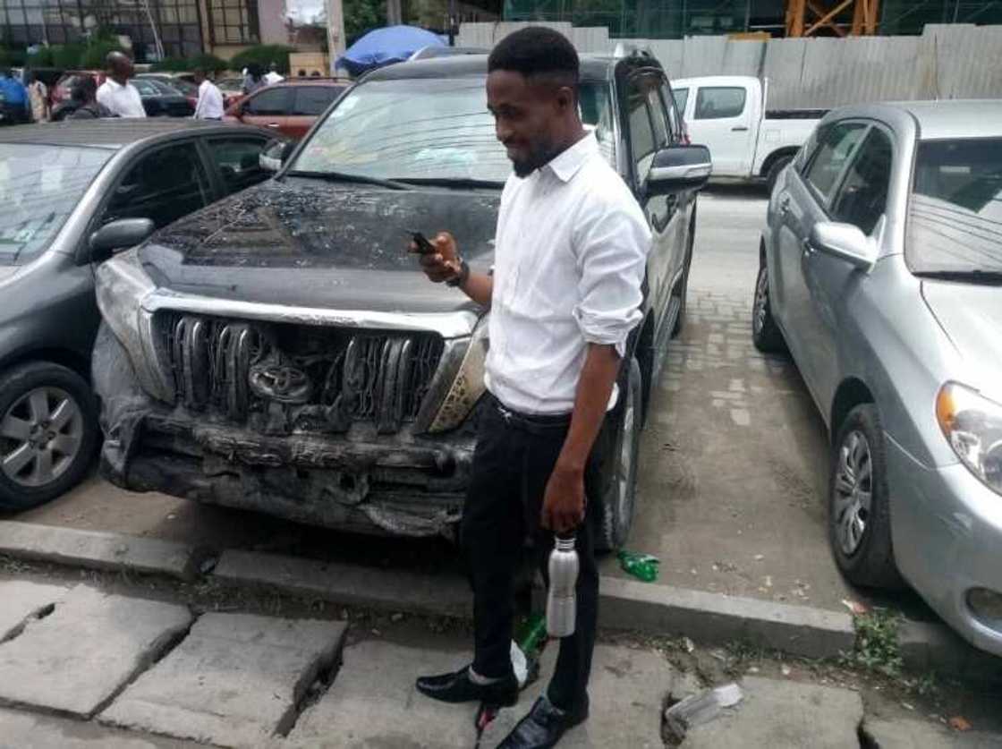 Young man drives out a burning SUV from Lagos fire outbreak (photos) Young man drives out a burning SUV from Lagos fire outbreak (photos)
