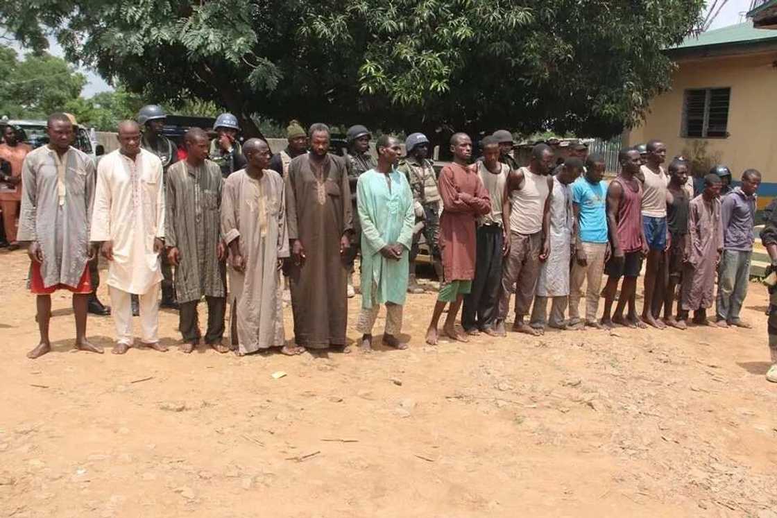 Police arrest 32 suspects for kidnapping at Abuja-Kaduna highway (photos) Police arrest 32 suspects for kidnapping at Abuja-Kaduna highway (photos)
