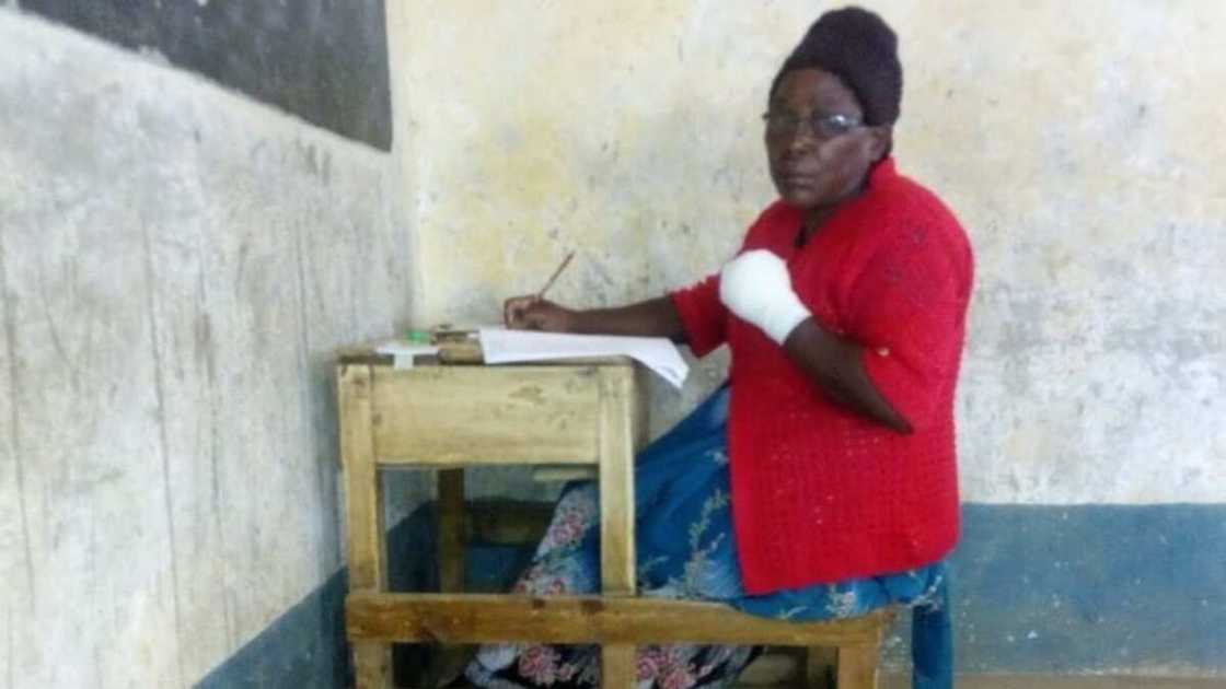 Gemu baya karatu: Wata 'yar shekaru 68 ta koma makarantar firamare Gemu baya karatu: Wata 'yar shekaru 68 ta koma makarantar firamare