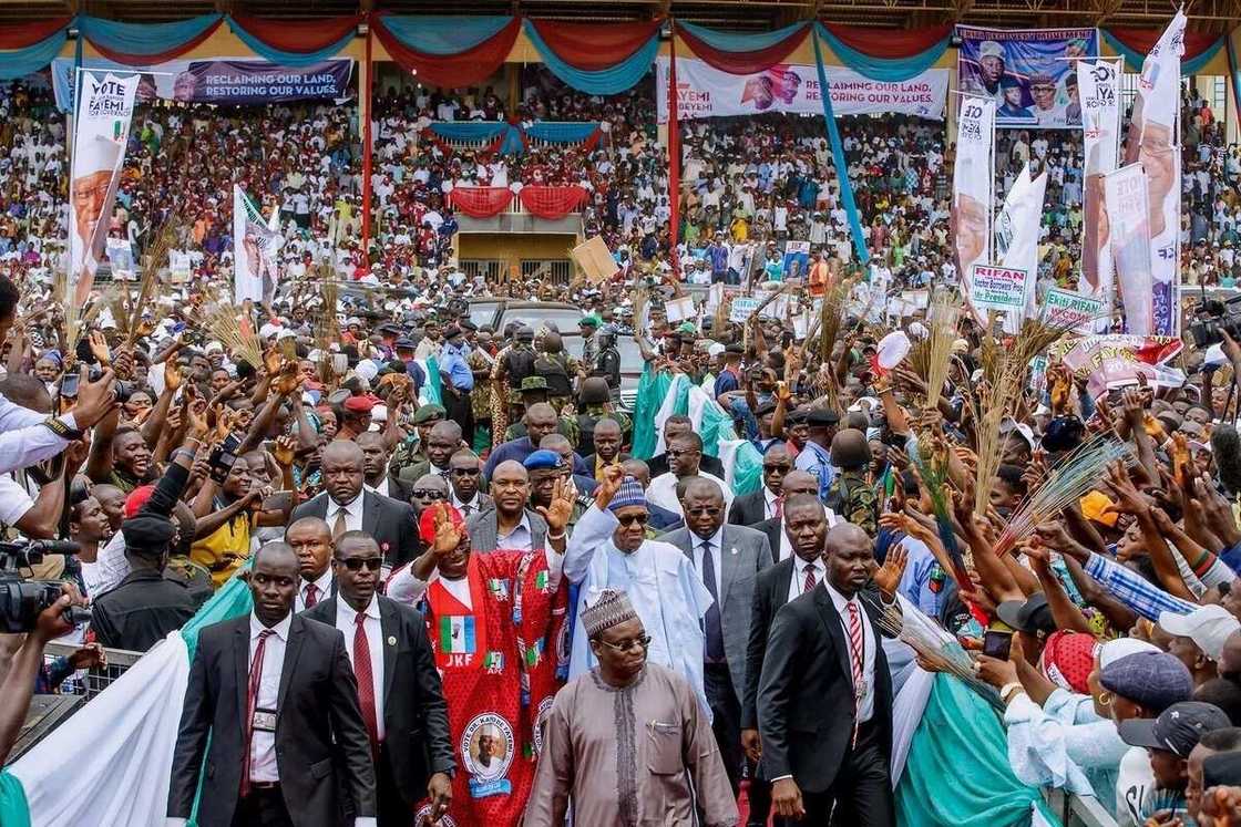 Tsiyar Nasarar: Sanata, dan majalisar wakilai da bulaliyar majalisa a jihar Fayose sun koma APC Tsiyar Nasarar: Sanata, dan majalisar wakilai da bulaliyar majalisa a jihar Fayose sun koma APC