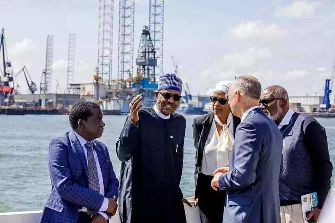 Shugaba Buhari ya kai ziyarar gani da ido zuwa wata Matatar mai ta zamani (Hotuna) Shugaba Buhari ya kai ziyarar gani da ido zuwa wata Matatar mai ta zamani (Hotuna)