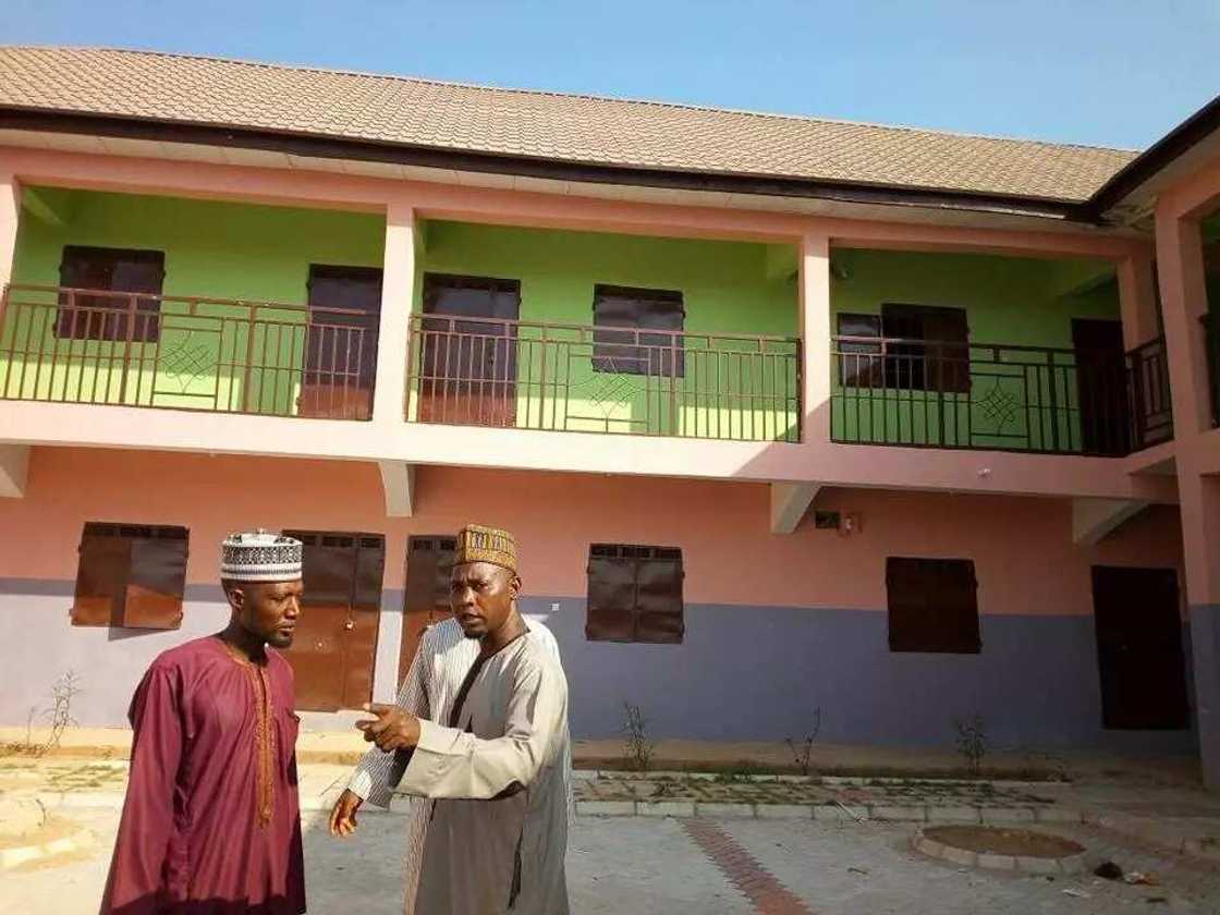 Sheikh Bala Lau ya gina katafariyar makaranta a Jimeta (hotuna) Sheikh Bala Lau ya gina katafariyar makaranta a Jimeta (hotuna)