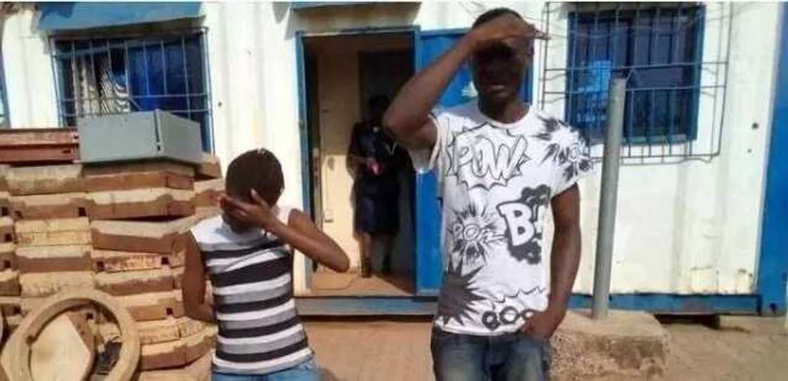 Jarabawar Jamb: Hukumar tsaron farar hula ta kama wata mace da waya cikin dan tofin ta Jarabawar Jamb: Hukumar tsaron farar hula ta kama wata mace da waya cikin dan tofin ta