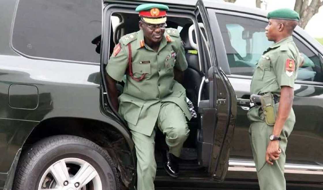 Gwamnatin jihar Yobe ta bawa sojin Najeriya tallafin motoci 20 Gwamnatin jihar Yobe ta bawa sojin Najeriya tallafin motoci 20