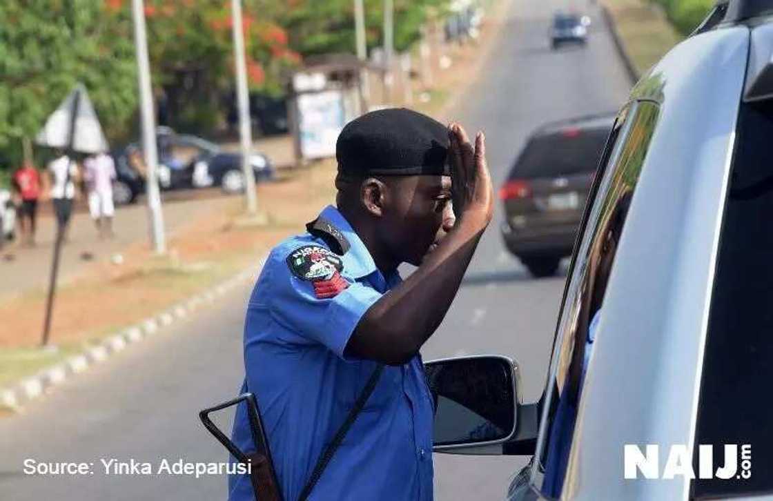 Tsaurin ido: Wata budurwa ta shararawa dan sanda mari, idon ta ya raina fata Tsaurin ido: Wata budurwa ta shararawa dan sanda mari, idon ta ya raina fata