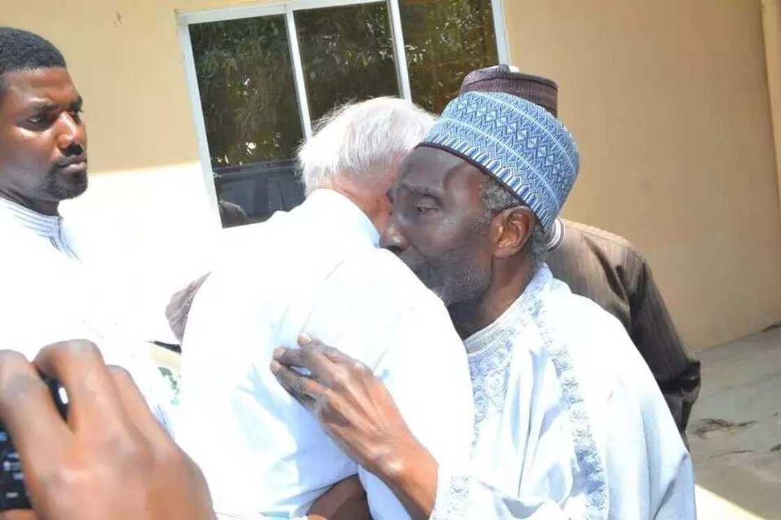 Hawaye ya kwaranya yayinda malamin katolika da malamin musulunci suka rungume juna a Minna (Hotuna, Bidiyo) Hawaye ya kwaranya yayinda malamin katolika da malamin musulunci suka rungume juna a Minna (Hotuna, Bidiyo)